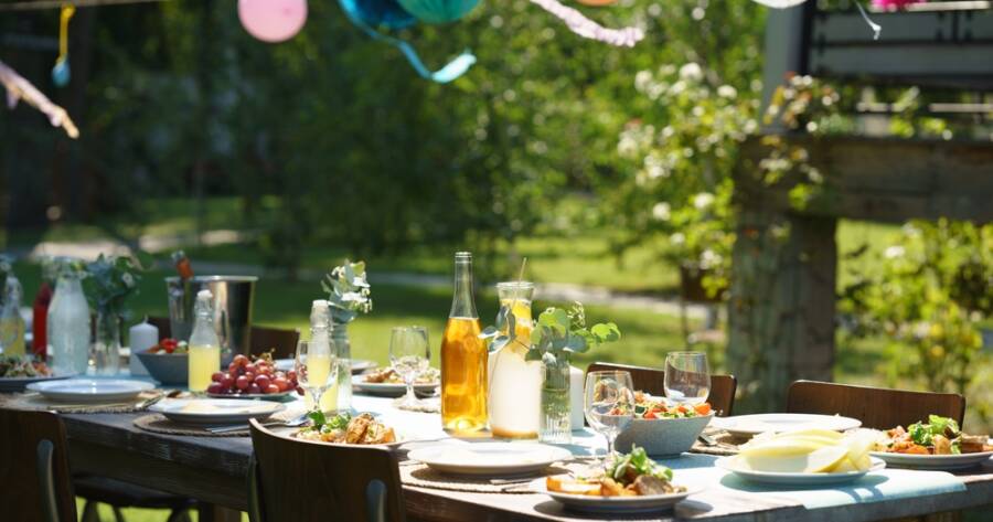 Hosting a Garden Party: The Best Foods and Drinks for Outdoor Entertaining
